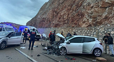 Otomobiller kafa kafaya çarpıştı: 8 yaralı