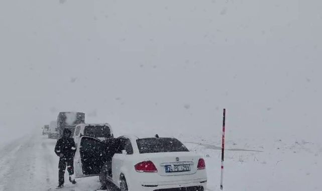 Palandöken geçidinde kar ve tipi sürücülere zor anlar yaşattı