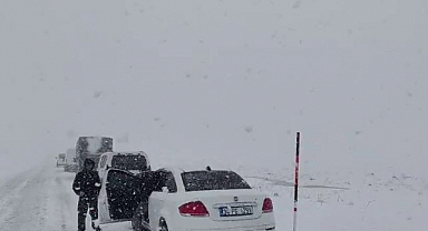 Palandöken geçidinde kar ve tipi sürücülere zor anlar yaşattı