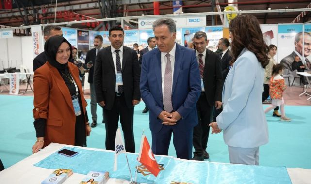 Rektör İpek Yolu Kariyer Fuarı’nı gezdi