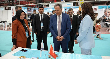 Rektör İpek Yolu Kariyer Fuarı’nı gezdi
