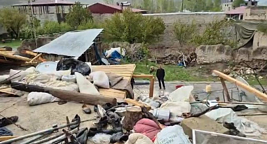Rüzgar evlerin çatılarını uşurdu!