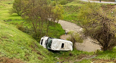 Şarampole devrilen minibüsteki 7 kişi yaralandı