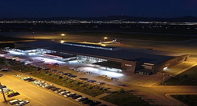 Şiddetli rüzgar uçuş planlarını değiştirdi: 2 uçak Erzurum'a indi