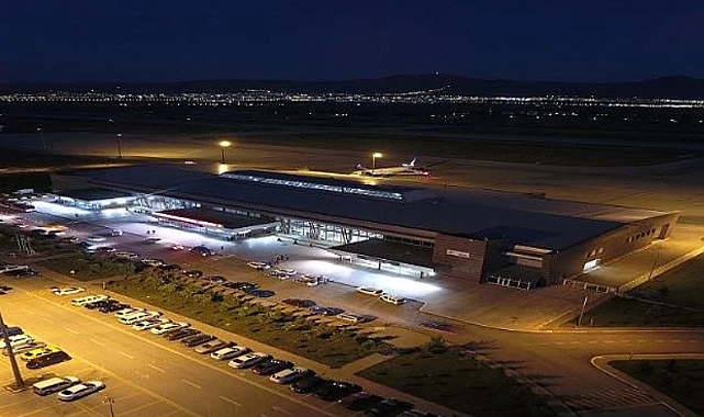 Şiddetli rüzgar uçuş planlarını değiştirdi: 2 uçak Erzurum'a indi