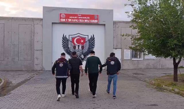 Sınır kapısında yakalanan 2 firari tutuklandı