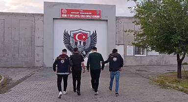 Sınır kapısında yakalanan 2 firari tutuklandı