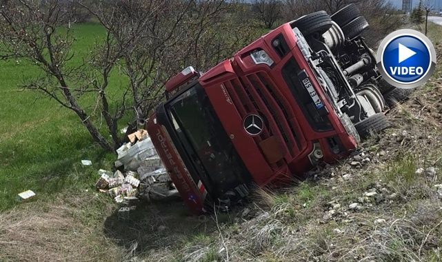 Soda yüklü tır devrildi! Ekipler yardıma koştu