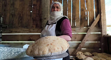 Tortum Şelalesi’nin yanında doğal ekmek mesaisi