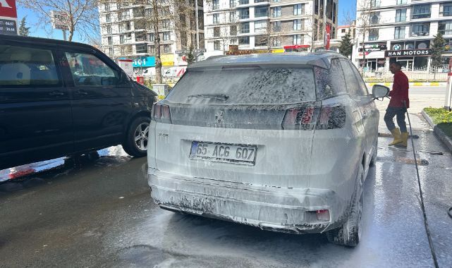 Gökten toprak yağdı! Oto yıkamacılarda yoğunluk oluştu