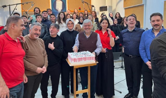 TRT'nin emektar sanatçısına stüdyoda yaş günü