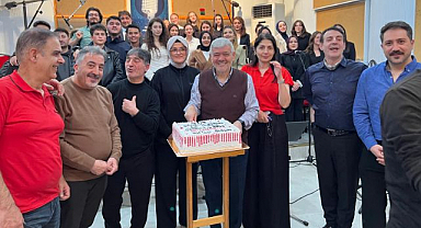 TRT'nin emektar sanatçısına stüdyoda yaş günü