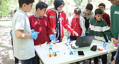 Üniversiteli gönüllüler bilim aşkıyla köy köy geziyor 