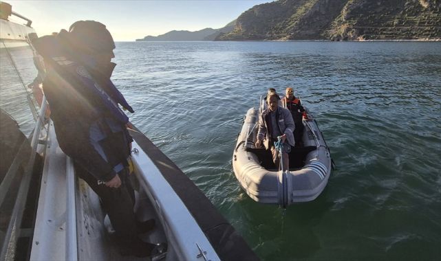 Van Göl'ünde mahsur kalan 3 kişiyi AFAD ekipleri kurtardı
