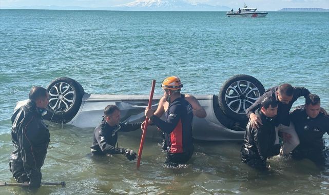 Van Gölü'ne düşen otomobilin sürücüsü yaralandı