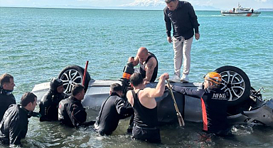Van Gölü'ne düşen otomobilin sürücüsü yaralandı