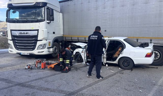 Yabancı plakalı tırla otomobil çarpıştı