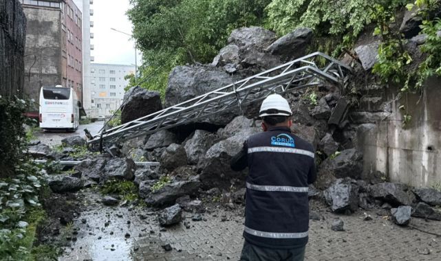 Yağış sonrası gelen heyelanla dev kayalar yolu kapattı