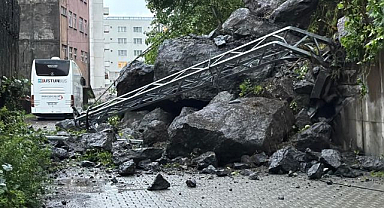 Yağış sonrası gelen heyelanla dev kayalar yolu kapattı
