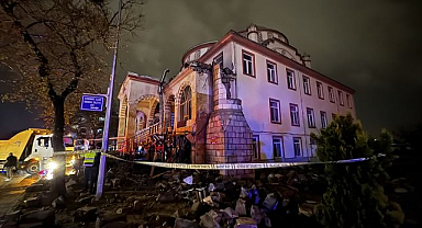 Yıldırım isabet eden caminin minaresi yıkıldı