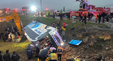 Yolcu otobüsü şarampole devrildi: 4 öldü, 15 yaralı