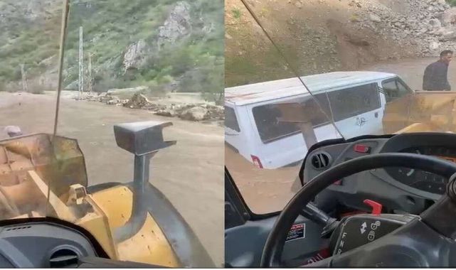 Yolda mahsur kalan minibüs 3 saatlik çalışmayla kurtarıldı   