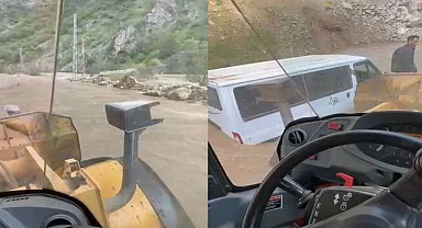 Yolda mahsur kalan minibüs 3 saatlik çalışmayla kurtarıldı   