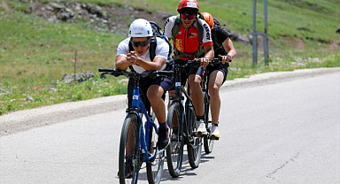 6 ülkeden sporcular, Karayazı'da pedal çevirdi