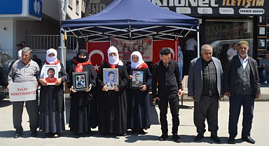 Acılı ailelerin evlat nöbeti sürüyor