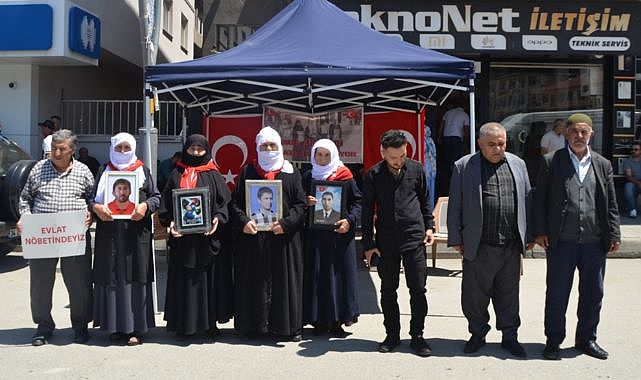 Acılı ailelerin evlat nöbeti sürüyor