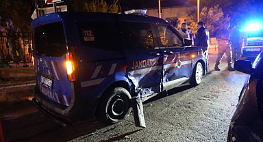Alkollü sürücü jandarma aracına çarptı, ehliyetine el konuldu