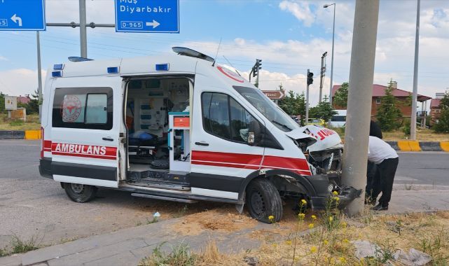 Ambulansın karıştığı kazada 10 kişi yaralandı 