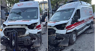Ambulansın karıştığı kazada 3'ü sağlık çalışanı 4 kişi yaralandı