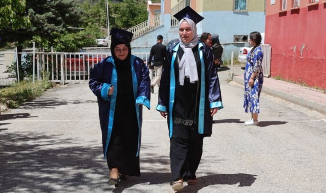 Anne ve kızı aynı gün mezuniyet sevinci yaşadı