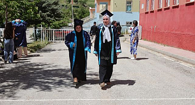 Anne ve kızı aynı gün mezuniyet sevinci yaşadı
