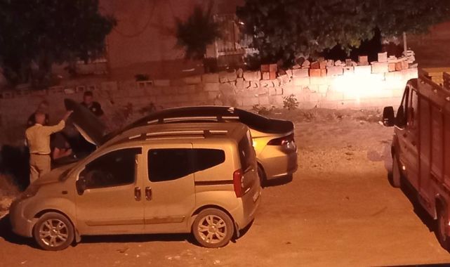 Araç motoruna giren kedi kurtarıldı   