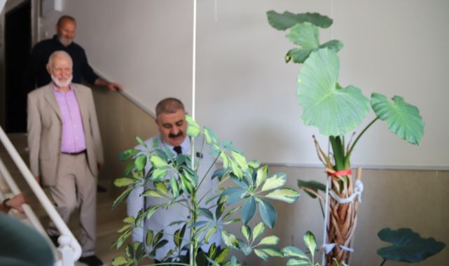  Başkan Sunar'dan temizliği ve düzeniyle dikkat çeken siteye plaket 