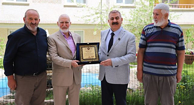  Başkan Sunar'dan temizliği ve düzeniyle dikkat çeken siteye plaket 