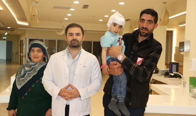 Biyonik kulak ameliyatıyla duymayan çocuklara umut oluyor
