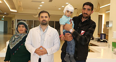 Biyonik kulak ameliyatıyla duymayan çocuklara umut oluyor