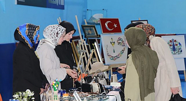 Çat'ta yıl sonu sergisine yoğun ilgi