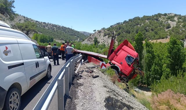 Çekici bariyerlere çarpıp askıda kaldı: Trafik kilitlendi