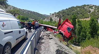 Çekici bariyerlere çarpıp askıda kaldı: Trafik kilitlendi
