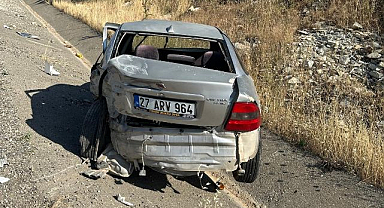 Çekici ile otomobil çarpıştı