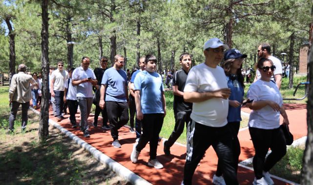 Çocuklar ve gençler, Aileleriyle birlikte yürüdü
