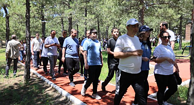 Çocuklar ve gençler, Aileleriyle birlikte yürüdü