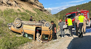 Devrilen hafif ticari araçtaki 6 kişi yaralandı