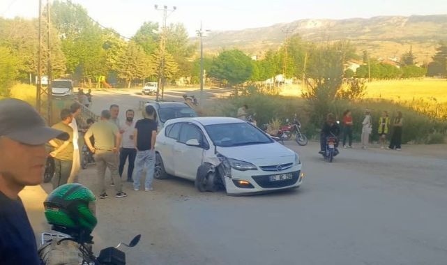 Direksiyon hakimiyetini kaybeden sürücü direğe çarptı