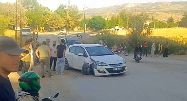 Direksiyon hakimiyetini kaybeden sürücü direğe çarptı