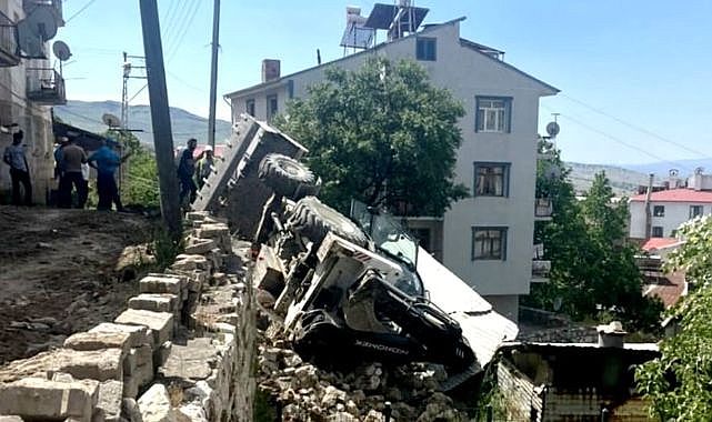 Doğalgaz çalışmasında kepçe devrildi